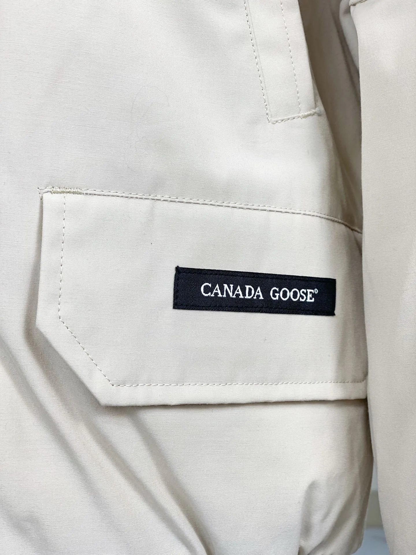 P780 Canada goose/Canada Goose Chilliwack 01 bomber jacket down jacket, authentic original clothing mold, all accessories are customized from the original factory. 💯The softness of the fabric is compared with the original product, and it can be restored by kneading at will (fabric misunderstanding: it is not a high-hardness fabric that is waterproof. Only those who buy the latest authentic version this year will notice the softness and comfort of the fabric) 💯The down is synchronized with the authentic white duck down, fluffy and not clumps, electronically controlled down filling machine. 💯Customized authentic YKK zipper pullers, high hardness and no jamming 💯The fur collar is custom-made from coyote skins in western Canada, the original version has the same origin 💯All workmanship and wiring are controlled by workers with more than ten years of service. They must be horizontal and vertical, and are not crooked. The inner wiring density is more sophisticated. Feel free to compare 💯Goose logo on sleeves, collar label, washed label, hangtag, zipper cord, pocket label, cuff thread, hem thread All details are updated simultaneously with the original product. The best version with the most complete colors. Sizes: XS-XXL (size chart attached below)